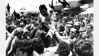 Bild: picture alliance / dpa
Ein an der damaligen Befreiungsaktion beteiligter Pilot wurde nach der Rückkehr auf dem Flughafen Ben Gurion gefeiert. (Archivbild)