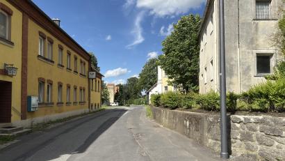 Bild: Susanne Forster
Für die Alte Dorfstraße in Hohenthan bei Bärnau ist eine Sanierung geplant. Hier soll voraussichtlich noch in diesem Jahr die Asphaltschicht erneuert werden.