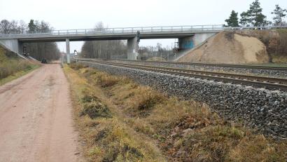 Bild: Rudolf Hirsch
Eine knappe Million Euro investierte der Landkreis in die Sanierung der Bahnbrücke auf der SAD 2 bei Klardorf.