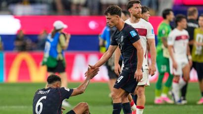 Bild: Gregory Bull/AP/dpa
Die beiden Torschützen der USA waren nicht glücklich über die Niederlage zum Abschluss der Gruppenphase.