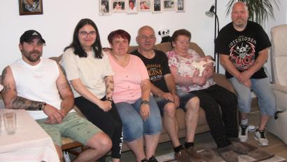Bild: Werner Robl
Mit der Geburt von Paulina wurde aus der Familie Maurer-Müller eine Fünf-Generationen-Familie. Ur-Uroma Maria Maurer (Zweite von rechts) hält das jüngste Mitglied der Großfamilie auf dem Arm. Eltern des kleinen Mädchens sind Felix Koller und Sophie Müller (von links). Über den Zuwachs freuen sich auch Kerstin Müller und Klaus Maurer sowie Jan Müller (rechts).