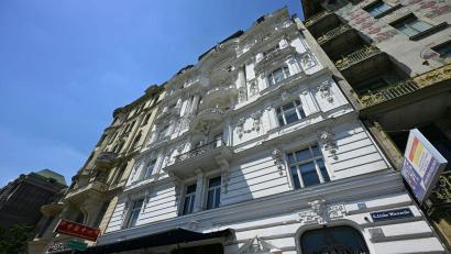 Bild: Helmut Fohringer/APA/dpa
Die Frau wurde von Freunden in ihrer Wohnung tot aufgefunden.