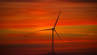 Bild: Peter Kneffel/dpa
Bayerns Regierung fordert mehr Windräder in Süddeutschland. (Archivbild)