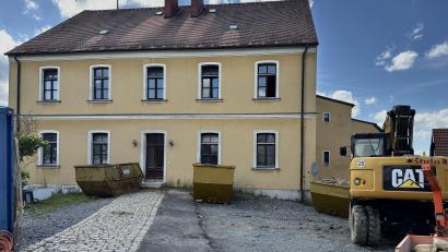 Bild: Susanne Forster
Im Alten Schloss (Ehemalige Knabenschule) in Bärnau gab es vergangenen Winter einen Wasserschaden im Innenbereich, der im Rahmen des geplanten Umbau- und Sanierungskonzepts bearbeitet wird. Derzeit läuft eine Generalsanierung des Anwesens.