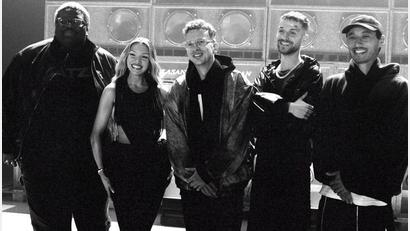 Bild: Handout / Berlin/Kitschkrieg/dpa
Von links nach rechts: Rayan Djima von der Band Blumengarten, Rapperin Shirin David, Christoph Erkes (Fizzle) vom Produzententeam Kitschkrieg, Samuel Eikmann von Blumengarten und Christian Meyerholz (Fiji Kris) von Kitschkrieg.