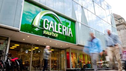 Bild: Sina Schuldt/dpa
Galeria hat 83 FIlialen und 12.000 Beschäftigte.