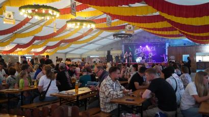 Archivbild: kaz
Ein Blick ins Festzelt des Wiesnfests in Kemnath. Die Insolvenz des Betreibers wirft Fragen auf.