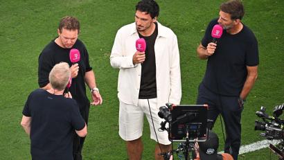 Bild: Tom Weller/dpa
Julian Nagelsmann (2.v.l.) redet gegen Johannes B. Kerner (l.) an.