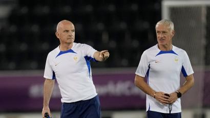 Bild: Christophe Ena/AP/dpa
Guy Stéphan (l) steht für Didier Deschamps gegen Norwegen an der Seitenlinie. (Archivbild)