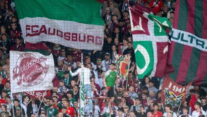 Bild: Soeren Stache/dpa
Der FC Augsburg beginnt am 13. Juli mit seiner Sommervorbereitung. (Archivbild)