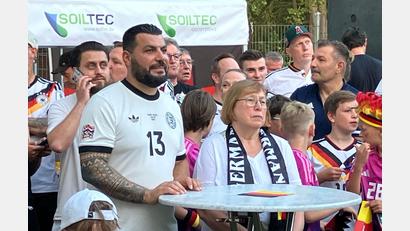 Bild: Claas Henning/dpa
Zwei aus Undavs Heimat, die den WM-Star schon lange kennen: : Edeltraut Koch (M), Undavs erste Trainerin, und Aykut Kaldirici (l), Freund der Familie und Trainer der 1. Herren des TSV Achim.