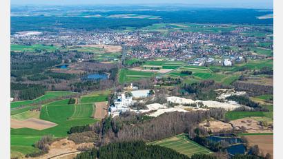 Luftbild: mür
Die Oberpfalz wird größer. Der Bezirksausschuss hat Gebietsänderungen genehmigt, die der Region mehr Fläche bescheren. Das betrifft hauptsächlich den Landkreis Tirschenreuth. Hier eine Luftaufnahme der Kreisstadt Tirschenreuth aus dem Jahr 2025.