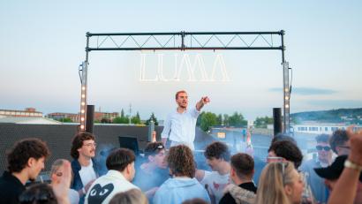 Bild: Hannes Stock
Premiere in Weiden: Die erste LUMA-Veranstaltung fand auf einer Dachterrasse statt und brachte unterschiedliche Altersgruppen zusammen.