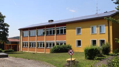 Bild: Michael Rabenhofer
Hinter diesem Haupttrakt soll im rückwärtigen Teil der Grundschule Rieden der Anbau für die Offene Ganztagesschule entstehen. Nun wurden die ersten großen Ausgabenposten im Haushalt 2026 dafür eingeplant.