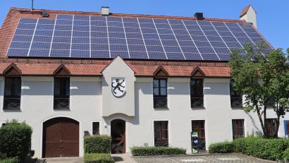 Bild: Michael Rabenhofer
Mit der Dachflächen-Photovoltaikanlage auf dem Riedener Rathaus hat die Kommune bereits einen Baustein in Sachen Energiewende gesetzt. Der kommunale Wärmeplan für die Marktgemeinde wurde jetzt vorgestellt und beschlossen.