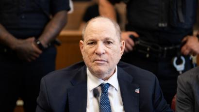 Bild: Adam Gray/POOL Bloomberg/AP/dpa
Harvey Weinstein bleibt in Haft.