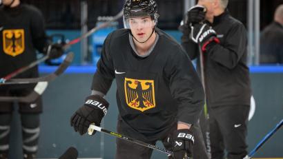 Bild: Peter Kneffel/dpa
JJ Peterka spielt zukünftig für die Boston Bruins und Trainer Marco Sturm. (Archiv-Foto)