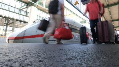 Bild: Bernd Weißbrod/dpa
Der Bahnverkehr ist laut einem Bundespolizeisprecher eingestellt. (Symbolbild)