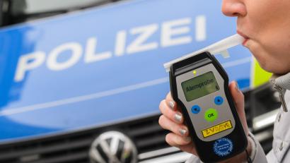 Bild: Julian Stratenschulte/dpa
Die Polizei führte einen Alkoholtest bei der Frau durch. (Symbolbild)