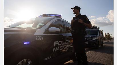 Bild: Clara Margais/dpa
Ein Deutscher, der seine sechsjährige Tochter auf Mallorca entführt hatte, ist nach Angaben der spanischen Polizei im Kosovo festgenommen worden. (Symbolbild)