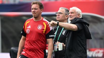 Bild: Federico Gambarini/dpa
Bundestrainer Julian Nagelsmann, Sport-Geschäftsführer Andreas Rettig und Sportdirektor Rudi Völler besprechen sich. (Archivbild)