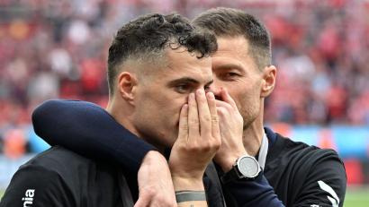 Bild: Federico Gambarini/dpa
Granit Xhaka (l) könnte sich wieder seinem alten Trainer anschließen. (Archivbild)