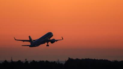 Bild: Jan Woitas/dpa/dpa-tmn
Pünktlich zur Urlaubszeit wird weniger Ticketsteuer fällig. (Archivbild)