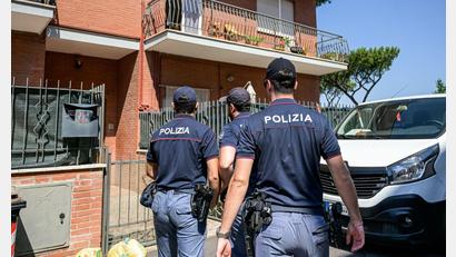 Bild: Valentina Stefanelli/LaPresse via ZUMA Press/dpa
Nach dem Mord an einem Ehepaar und ihrer kleinen Tochter in Rom fahndet die italienische Polizei nach einem Verdächtigen, bei dem es sich um einen Bekannten der Familie handeln soll.