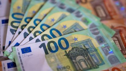 Symbolbild: Monika Skolimowska/dpa
Mit dicken Geldbündeln erschienen zwei Männer bei 2020 bei einer Bank in Nittenau. Das gerichtliche Nachspiel um die Herkunft des Vermögens dauert an.