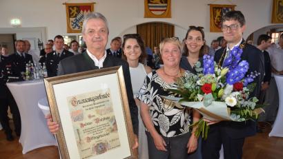 Bild: Elisabeth Dobmayer
Mit einer kunstvoll gestalteten Ehrenurkunde erhielt Andreas Wutzlhofer (links) den Titel Altbürgermeister von Bürgermeister Uli Münchmeier (rechts) verliehen. Ehefrau Barbara erhielt einen Blumenstrauß. Stolz zeigten sich auch Wutzlhofers Töchter Kathrin (Zweite von links) und Anna.