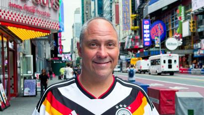 Bild: Christoph Lother/dpa
Auf WM-Tour in Nordamerika: Deutschland-Fan Björn Reichard.