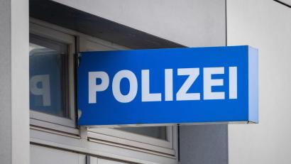 Bild: Soeren Stache/dpa
Polizisten bringen die nackte Frau auf eine Dienststelle. (Symbolbild)