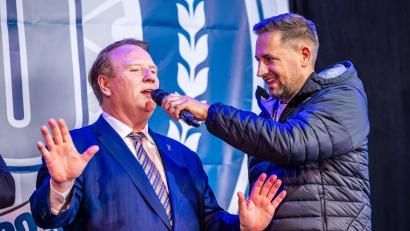 Bild: Tobias Neubert
Teampräsident Stephan Seeger sen. (links) von der Investorengruppe Birch-Group hat sich mit Berater Leo Conti zur neuformierten Mannschaft bei den Blue Devils Weiden geäußert.