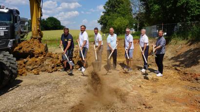 Bild: Lothar Trager
MdL Bernd Heinisch, Peter Hammer, Lothar Trager, Hans Ram, Roland Müller, Thomas Singer und Herbert Zapf (von rechts) vollzogen den Spatenstich für die Ensdorfer Judohalle.