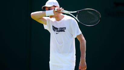 Bild: John Walton/PA Wire/dpa
Bereitete sich in Wimbledon intensiv vor: Vorjahressieger Jannik Sinner.
