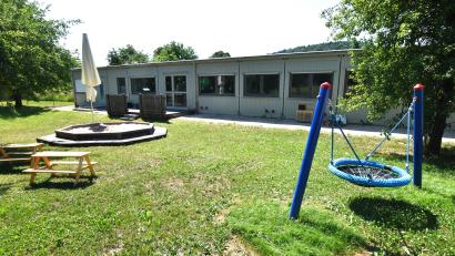Bild: Norbert Weis
Bei der umfassenden Sanierung der Kindertagesstätte St. Vitus entstand, zwischen dem eigentlichen Kindergartengebäude und dem Pfarrzentrum Patrona Bavariae, ein Containergebäude mit kindgerechter Außengestaltung.