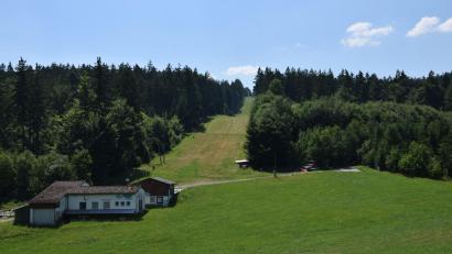 Bild: Tanja Pflaum
Der Skilift am Fahrenberg soll nicht nur im Winter genutzt werden können. Dafür soll es ein umfassendes Konzept geben. Das war jetzt Thema im Gemeinderat von Waldthurn.