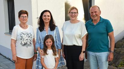 Bild: Fritz Dietl
Julia Matthies (Zweite von links mit ihrer Tochter Lea) ist die neue Ortssprecherin von Burgstall. Hirschaus Bürgermeisterin Beate Dietrich (Zweite von rechts) bedankt sich bei Brunhilde Stauber (links). und Hans Scharl (rechts) für ihre ehrenamtliche Arbeit.