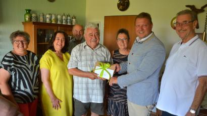 Bild: Josef Rosner
Viele Gratulanten empfing Jubilar Hans Stingl (Mitte) zu seinem 85. Geburtstag. Es gratulierten (von links) Wanderfreunde-Vorsitzende Andrea Zinnecker, Tochter Patrizia, Werner Männer vom Arbeitskreis Heimatpflege, Tochter Michaela, Bürgermeister Stefan Grillmeier und Werner Moschko von den Wanderfreunden.