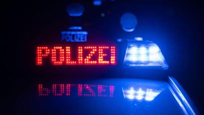 Symbolbild: Marijan Murat/dpa
Ein unbekannter Autofahrer hat in Weiden einen geparkten weißen Fiat beschädigt.