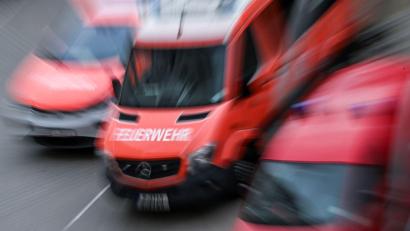 Bild: Jens Kalaene/dpa
Feuerwehrleute bewahrten ein Wohnhaus vor den Flammen. (Symbolbild)
