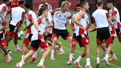 Bild: Federico Gambarini/dpa
Beim Training der Nationalmannschaft wurde gleich auf Physis Wert gelegt.