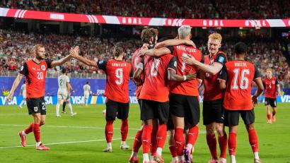 Bild: Charlie Riedel/AP/dpa
Österreich jubelte über drei Tore und den am Ende unerwartet knappen Einzug in die K.o.-Phase.