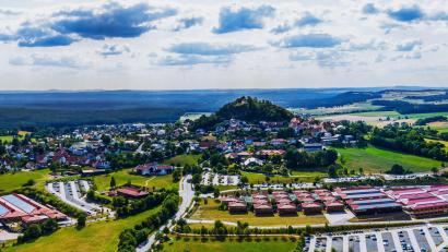 Archivbild: Witron
Die Firma Witron prägt den Markt Parkstein nicht nur optisch. Wegen ihr muss die sanierte Kläranlage des Ortes sehr viel größer ausfallen.