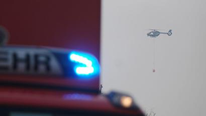 Symbolbild: Sebastian Willnow/dpa
Ein ausgedehnter Waldbrand nördlich von Stulln hat zahlreiche Einsatzkräfte gefordert. Auch ein Polizeihubschrauber war im Einsatz.