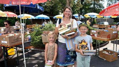 Bild: Ulla Britta Baumer
Die vierjährige Linda und der sechsjährige Magnus mit Mama Daniela Dörfler haben beim Bücherflohmarkt nicht geknausert und etwa 20 Bücher mitgenommen.