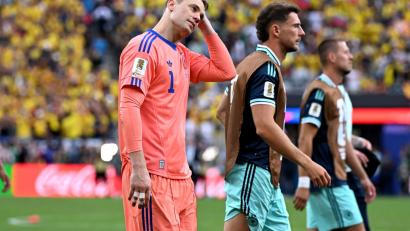 Bild: Federico Gambarini/dpa
Manuel Neuer und Kollegen sind nach der Niederlage gegen Ecuador frustriert. Am Montag geht es im Sechzehntelfinale der WM gegen Paraguay.