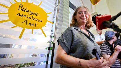 Bild: Hans Klaus Techt/APA/dpa
Es ist der zweite Wahlsieg der KPÖ in Folge in Graz. 2021 hatte Elke Kahr überraschend die ÖVP aus dem Bürgermeister-Amt verdrängt.