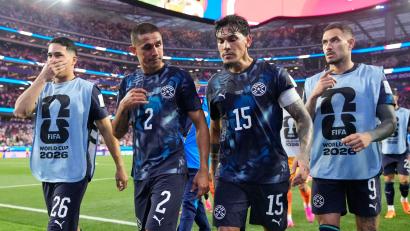 Bild: Mark J. Terrill/AP/dpa
Geht bei Paraguay voran: Kapitän Gustavo Gómez (2.v.r.)