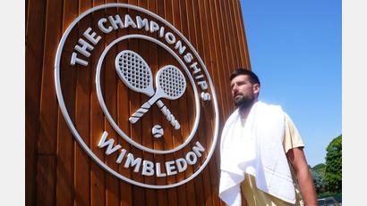 Bild: John Walton/PA Wire/dpa
Der serbische Tennisstar Novak Djokovic möchte seine Kinder schützen - und hat ihnen deswegen noch keine Handys gekauft. (Archivbild)